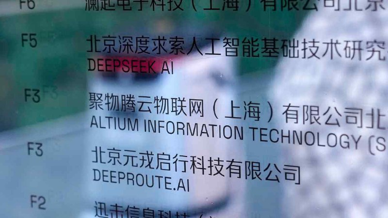 🚀 中国AI企业无惧芯片限制，发布多款模型更新中国人工智能企业，包括DeepSeek、阿里巴巴、Moonshot和智谱，在农历新年之前密集发布模型更新，展示了在美芯片限制下的显著进步