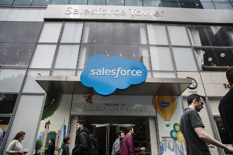 🤖 Salesforce 调整 AI 战略，应对裁员担忧Salesforce 公司将在 Dreamforce 大会上公布其人工智能战略的重大调整，承认技术进步可能导致的潜在失业问题