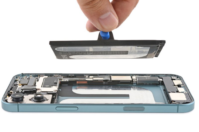 🔋 iPhone 16 推出电气化电池更换流程最近发布的 iPhone 16 系列被 iFixit 拆解，揭示了可修复性方面的重大进步